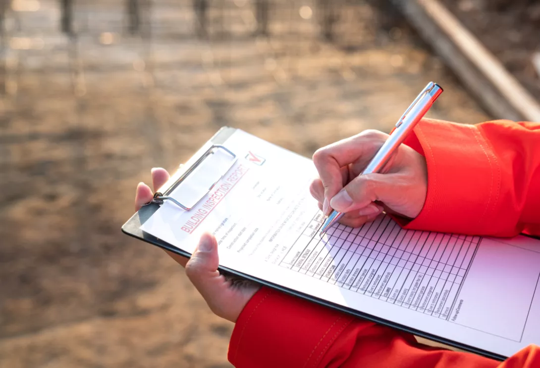  An inspector carrying out a risk assessment on a construction site. 